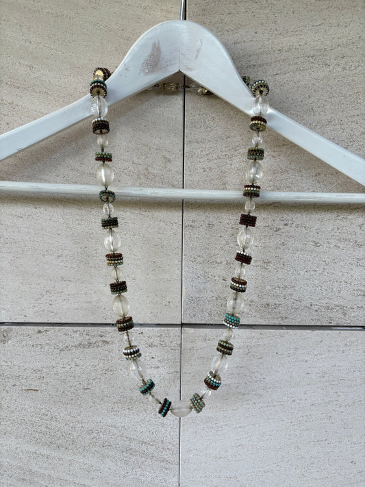 OTRAS. Collar largo detalle cierre