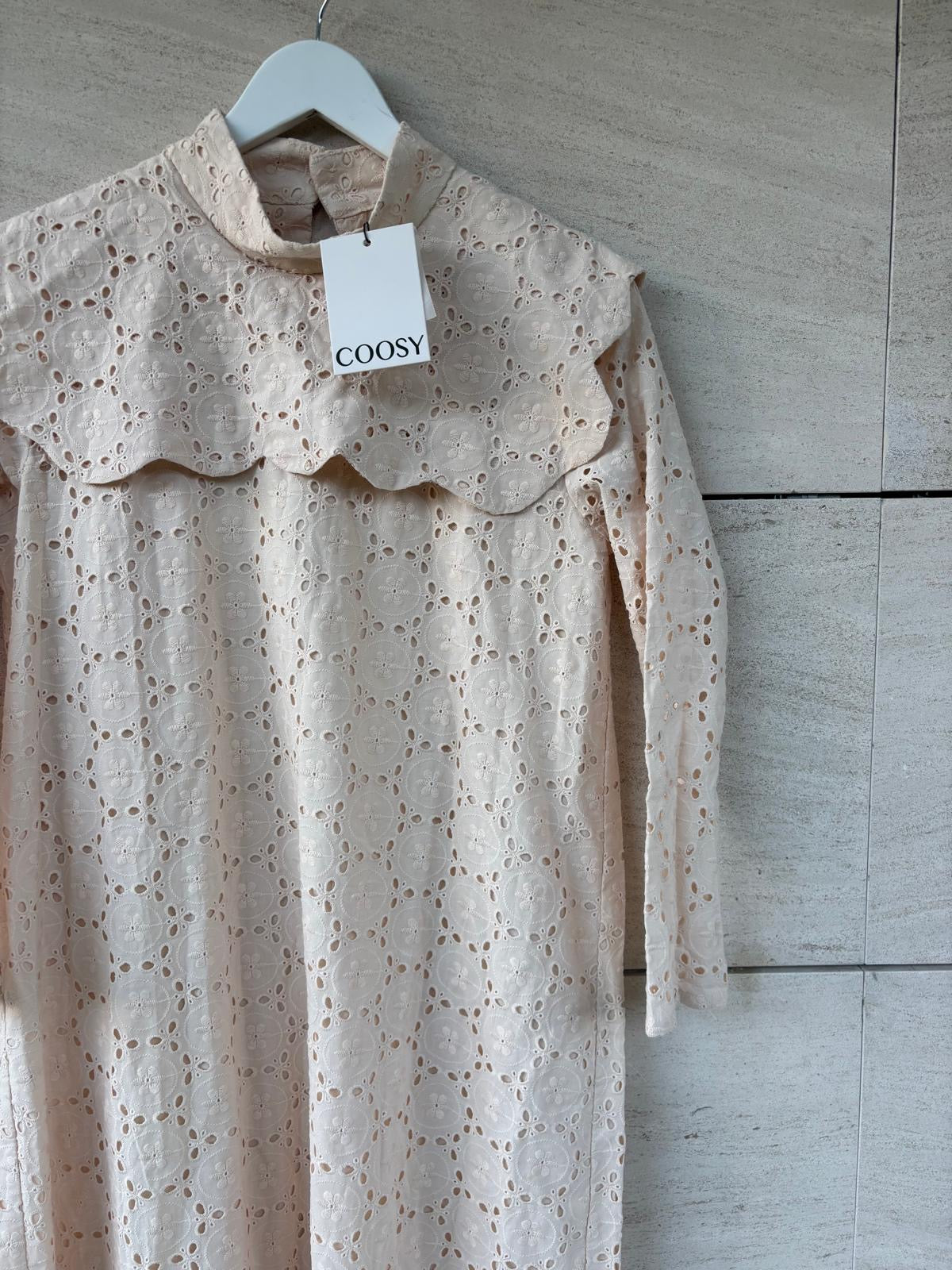 COOSY. Vestido midi rosa claro troquelado