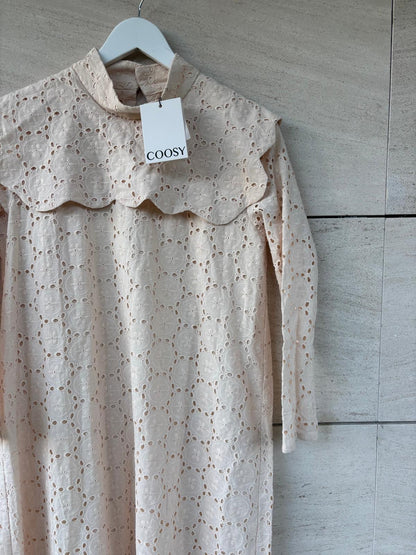 COOSY. Vestido midi rosa claro troquelado