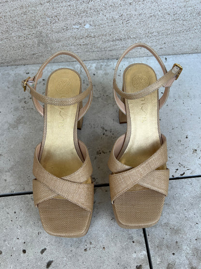 UNISA. Sandalia textura beige. T 40