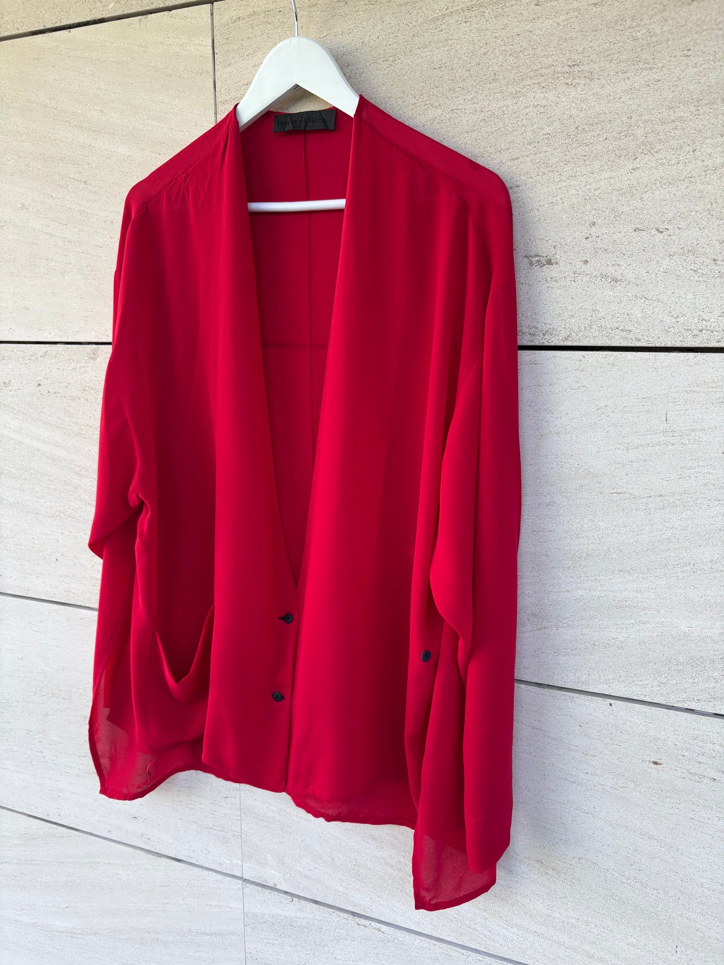MARIA CALDERARA. Total look fluido en rojo