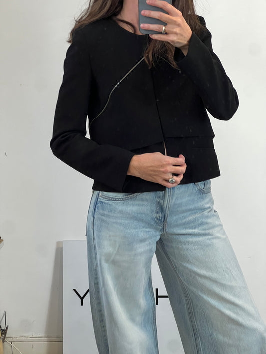 MAJE. Chaqueta negra detalle cremallera