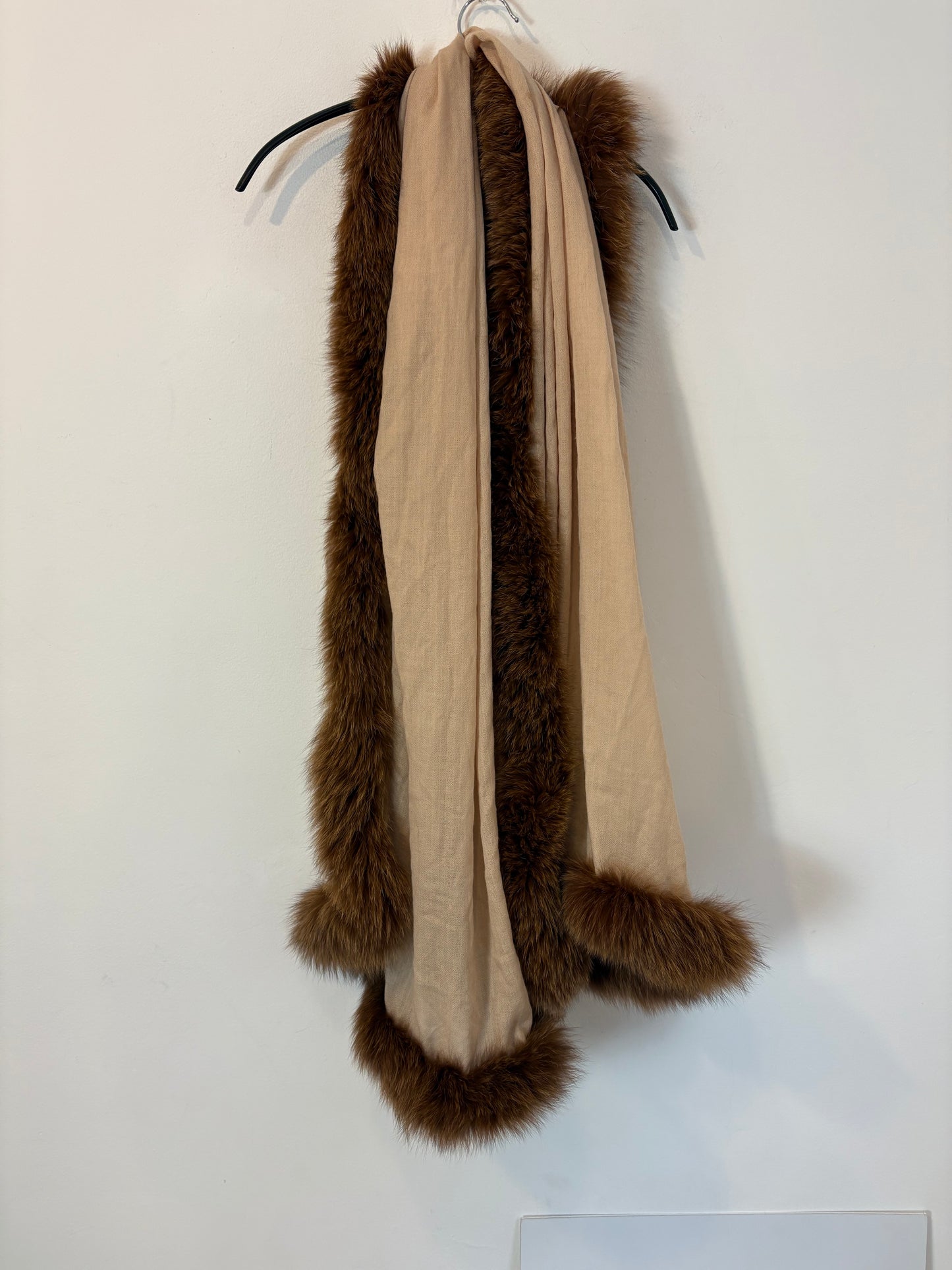 OTRAS. Bufanda beige con pelo