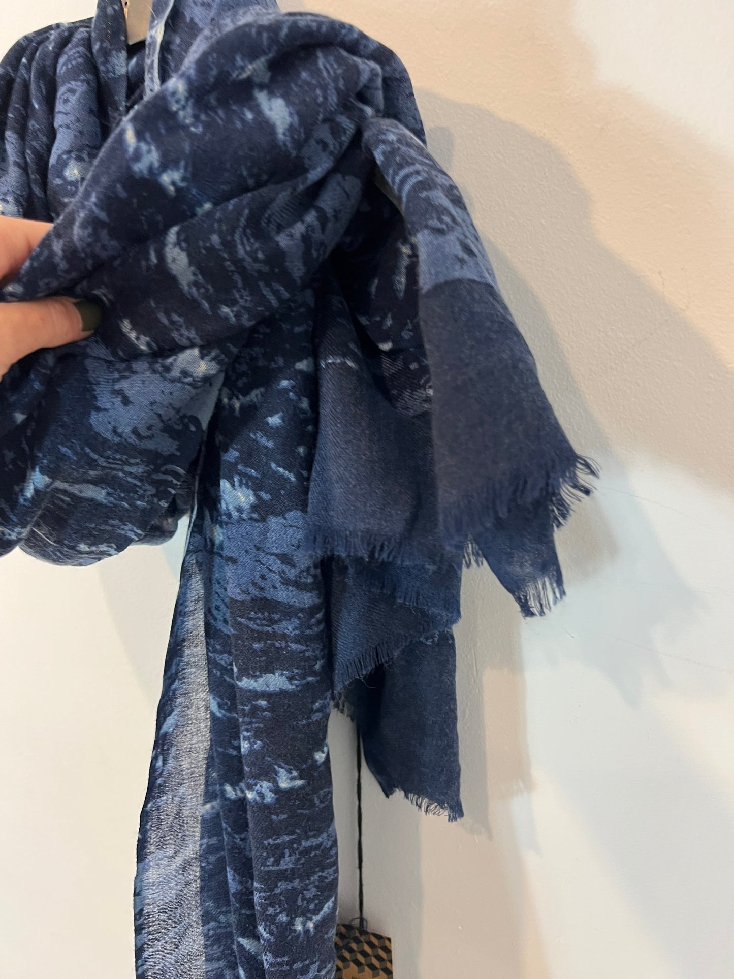 SOLOIO. Fular azul estampado