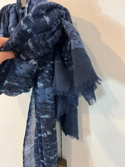 SOLOIO. Fular azul estampado