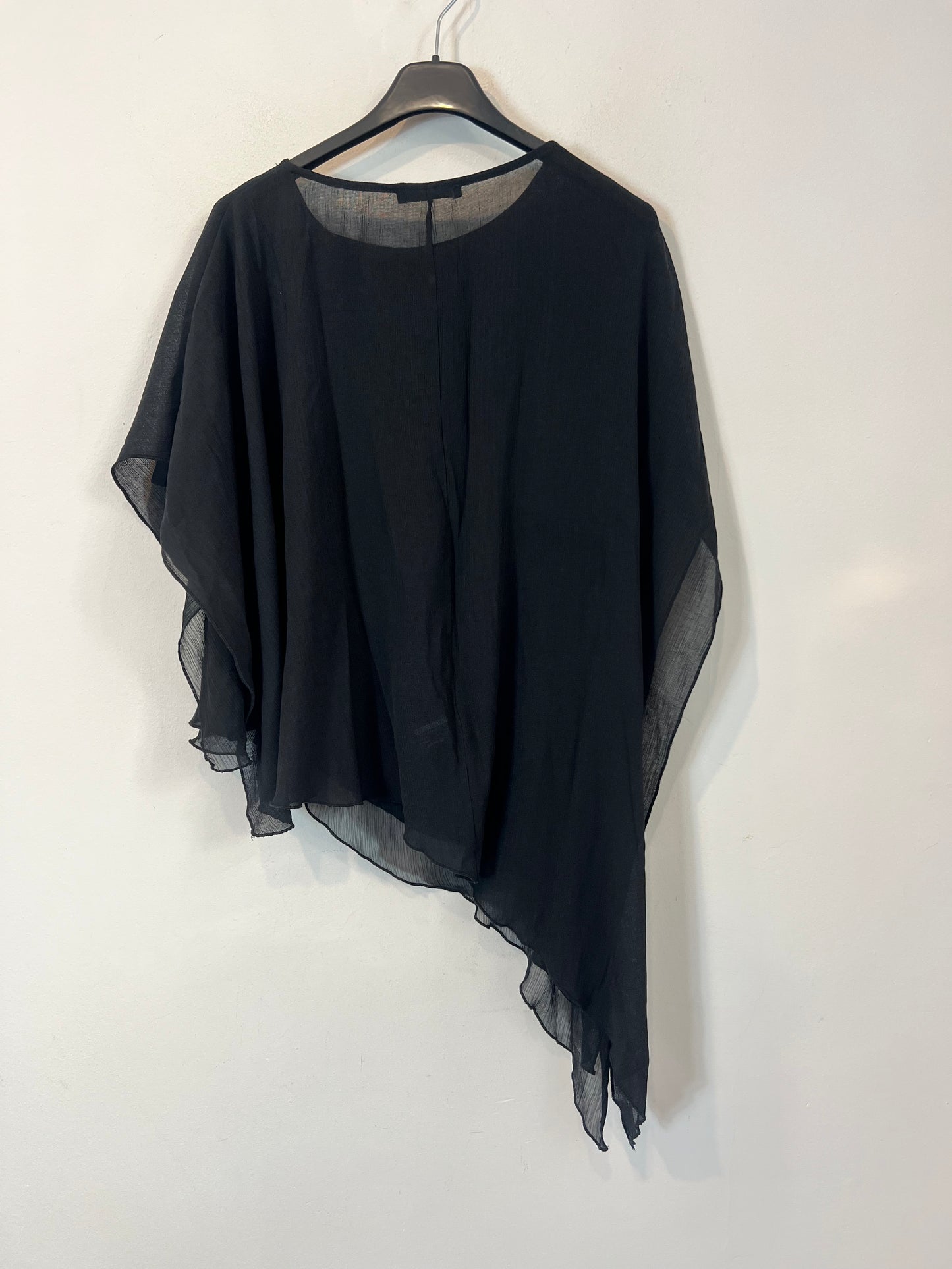 ZARA. Top negro estilo capa