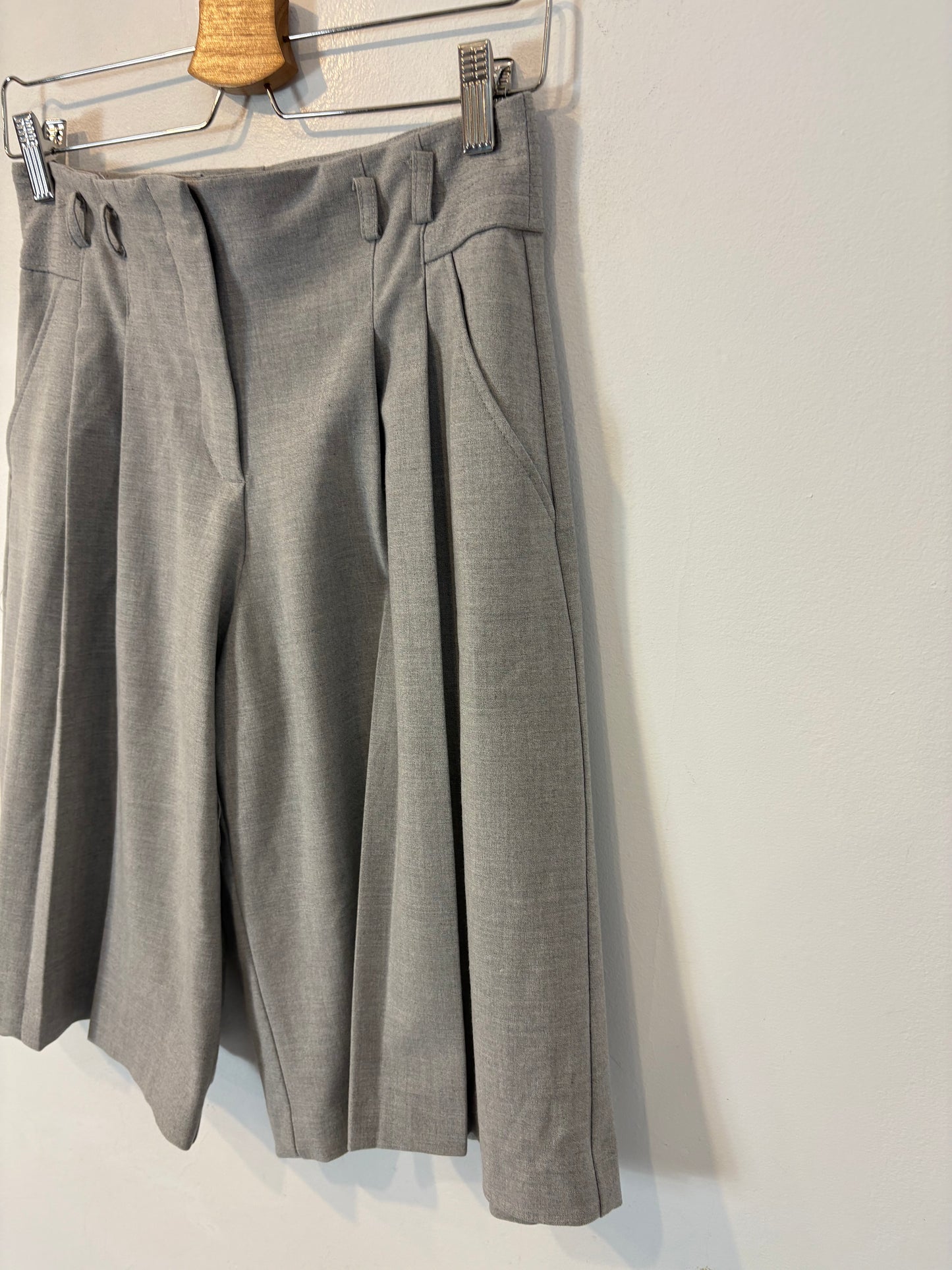 ZARA. Bermuda gris pinzas