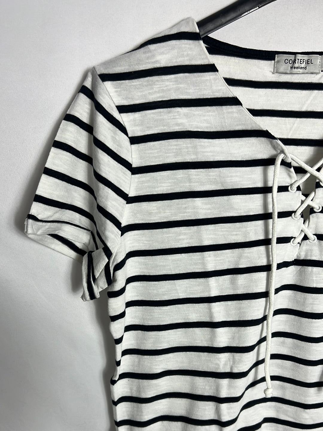 CORTEFIEL. Camiseta rayas blanca y negra. T S