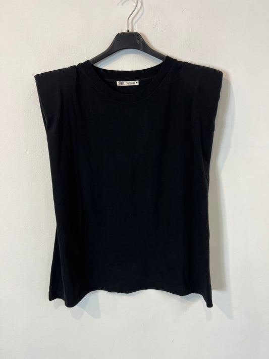 ZARA. Camiseta negra hombreras. T L