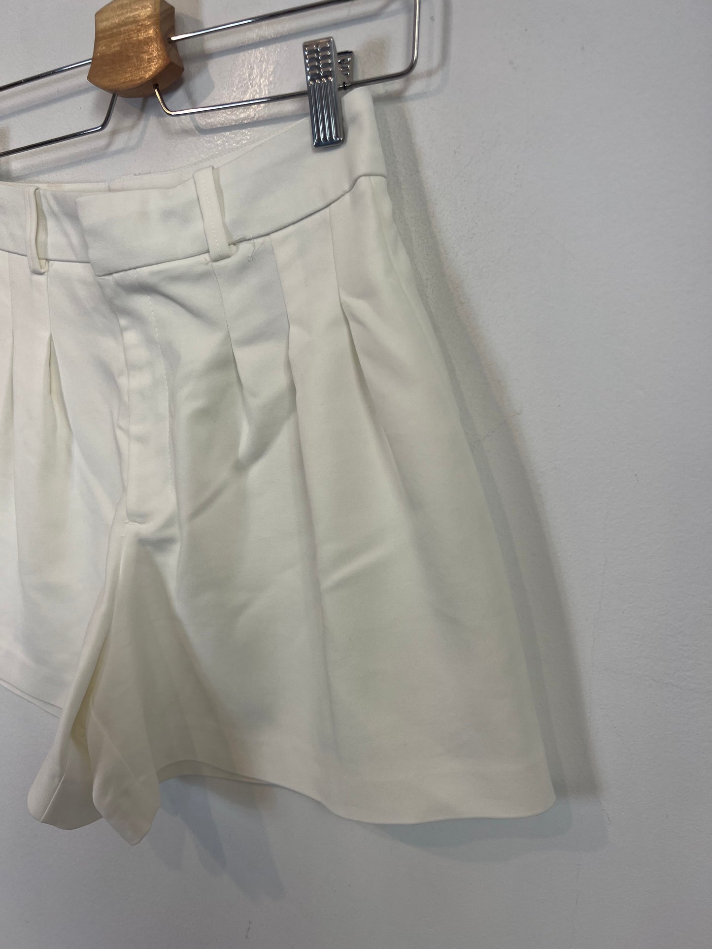 ZARA. Pantalón corto blanco  T.s