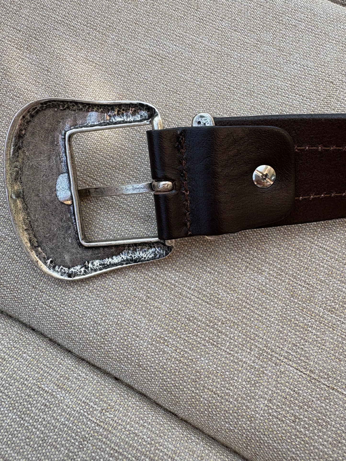 OTRAS. Cinturón marrón piel tachuelas. T S