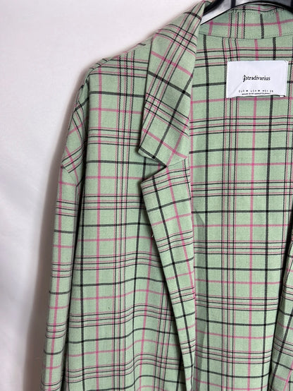 STRADIVARIUS . Blazer verde cuadros larga. T M