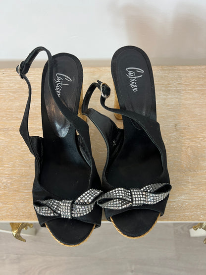 CASTAÑER. Sandalia negra detalles. T 38