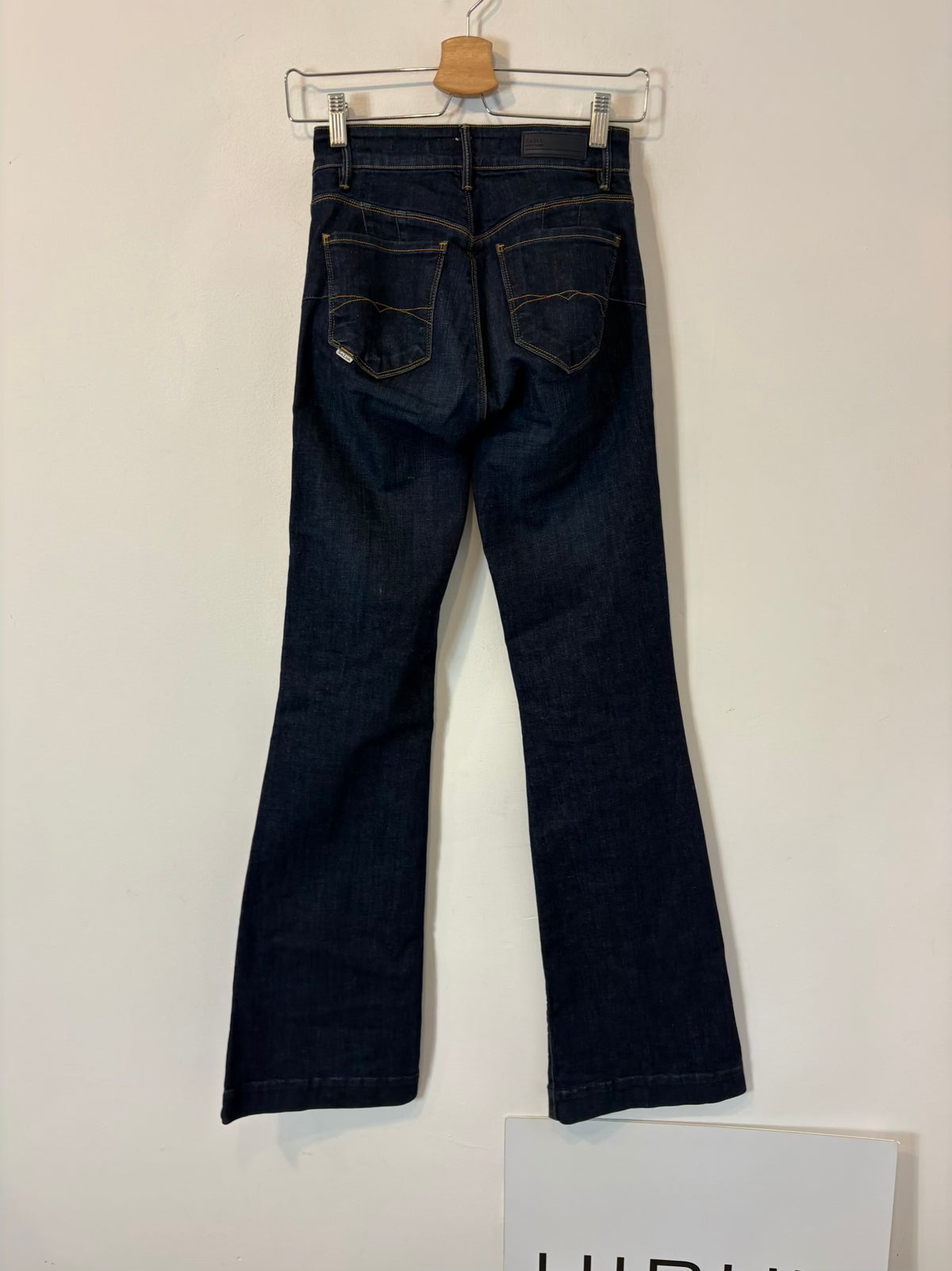 SALSA. Denim ligeramente acampanado