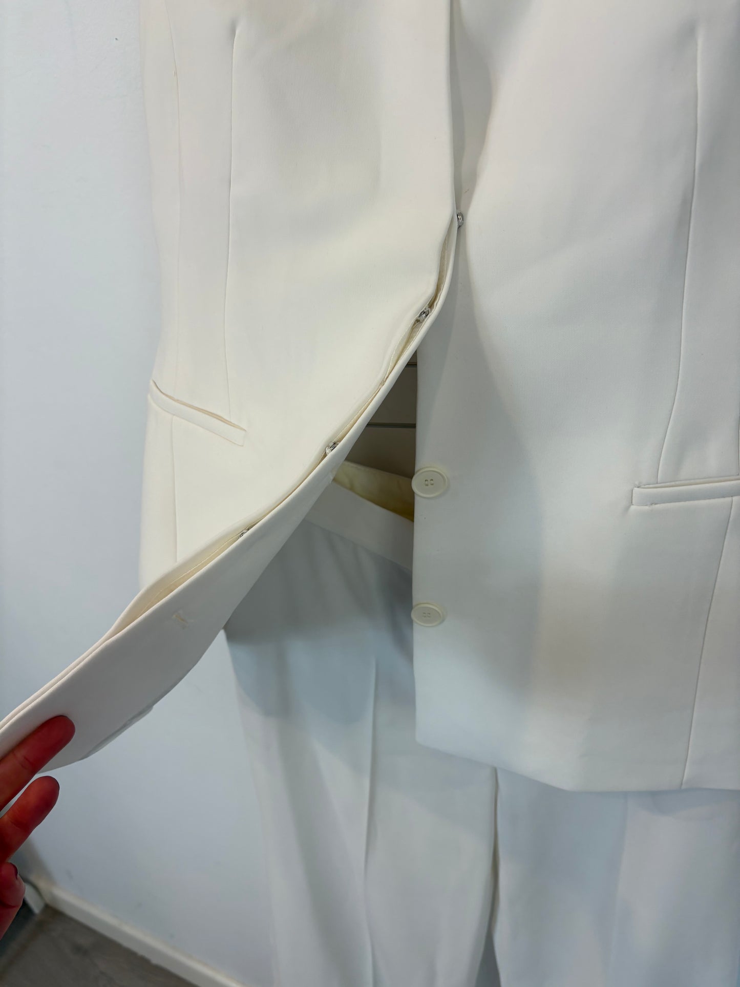 ZARA. Conjunto blanco de chaleco y pantalón
