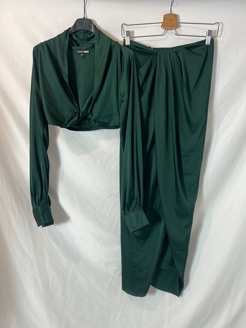 FASHION NOVA. Total look top y falda verde T.s
