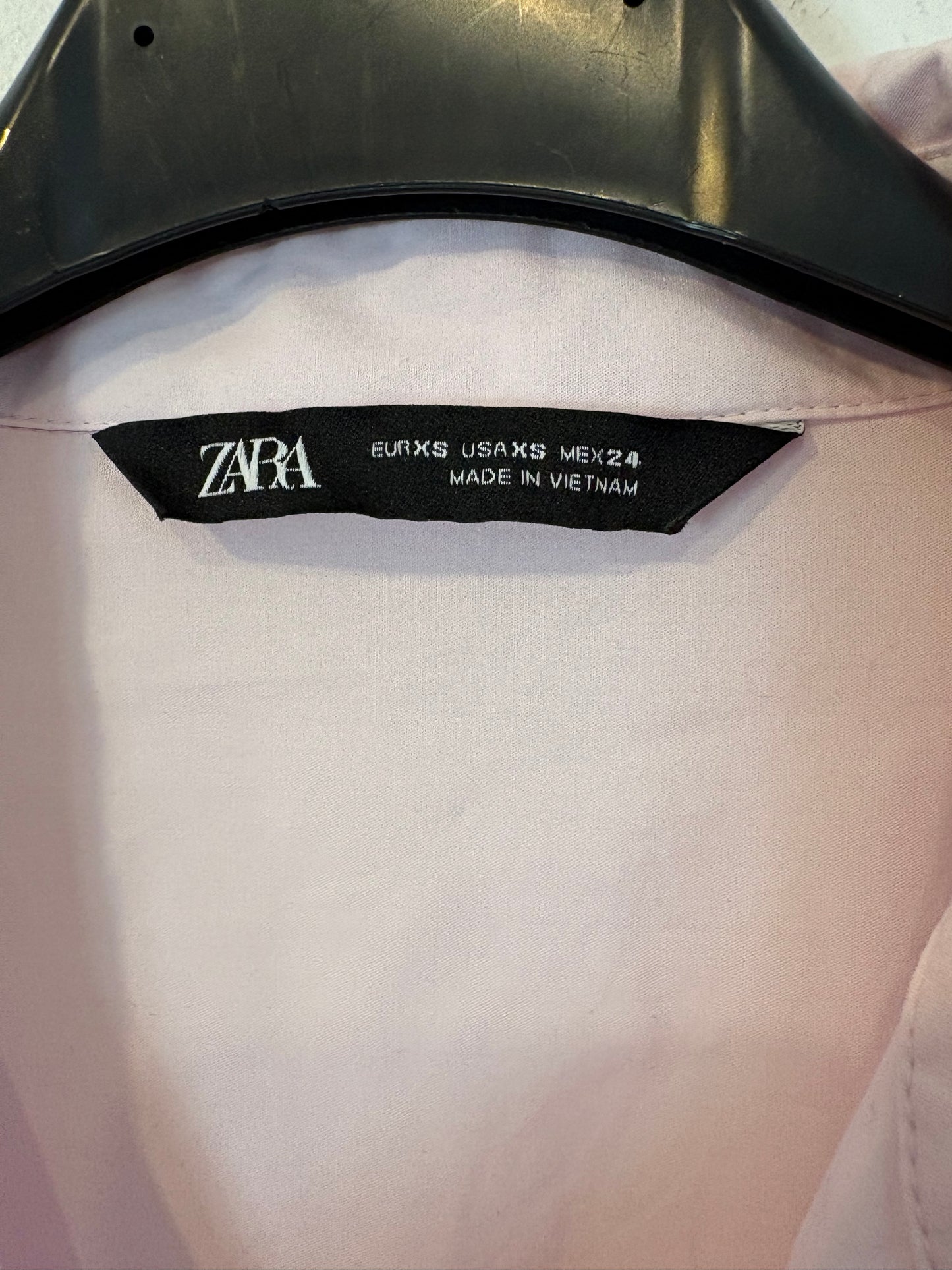 ZARA. Camisa rosa claro bolsillo