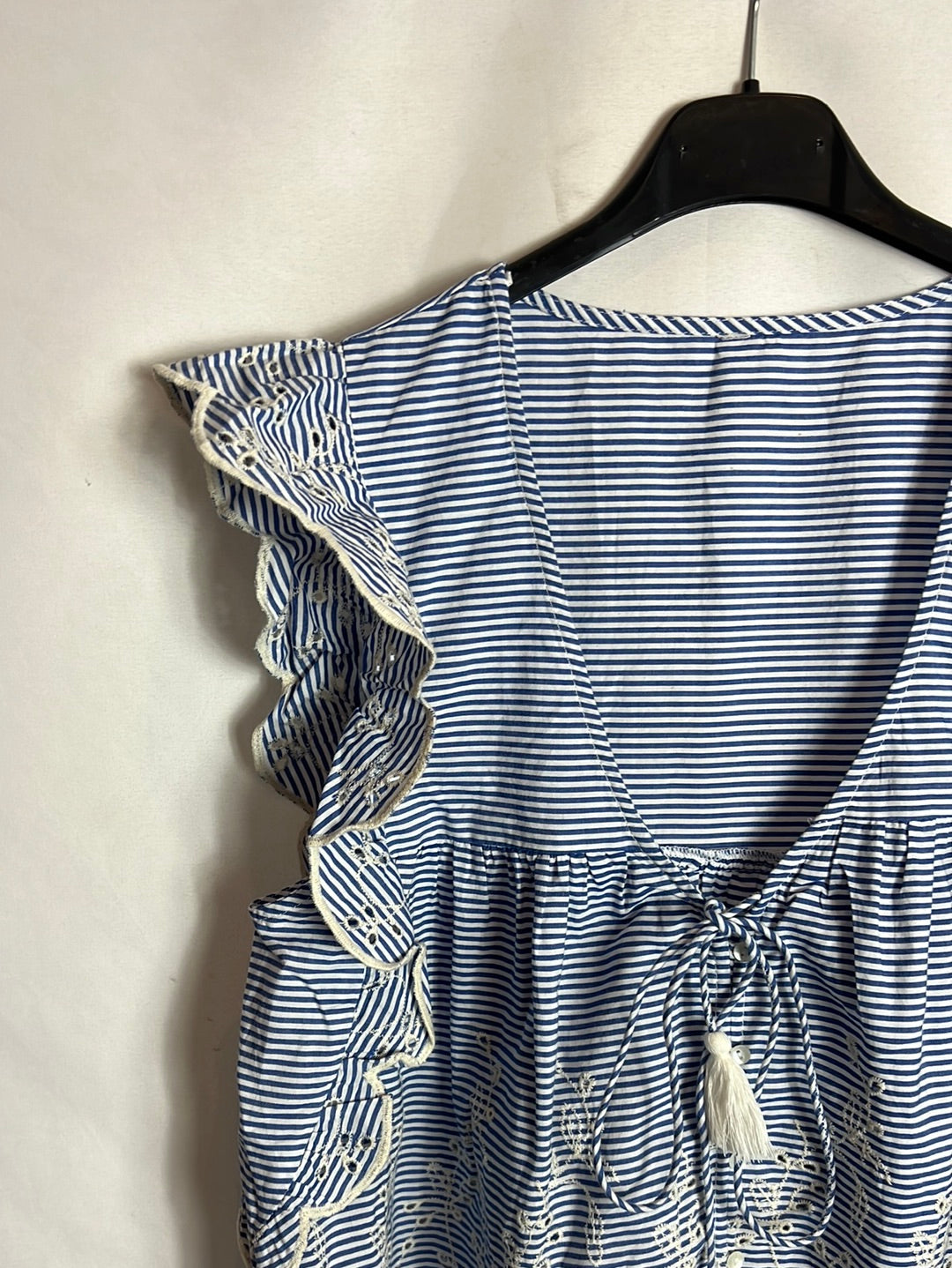 OTRAS. Blusa sin mangas rayas y bordados. TM