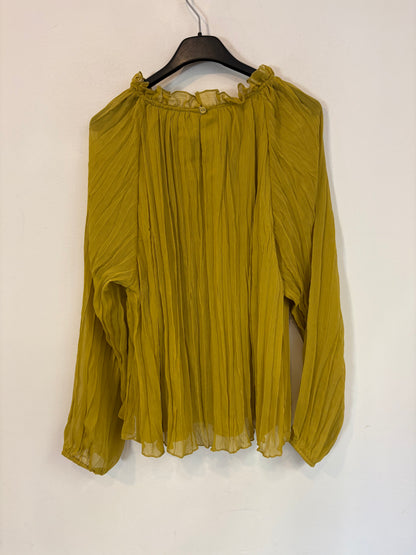 CORTEFIEL. Blusa pistacho plisada