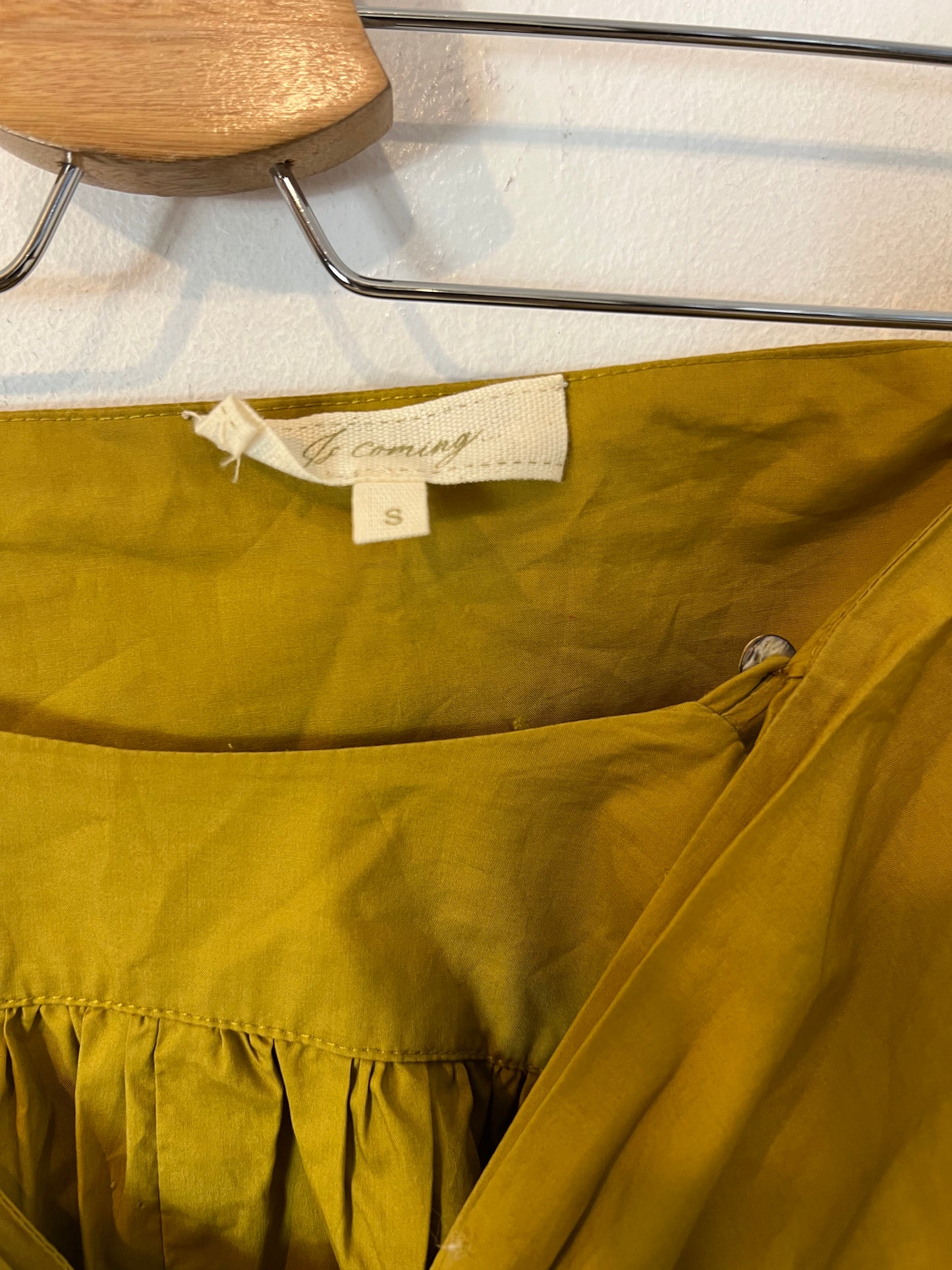 IS COMING. Falda larga mostaza