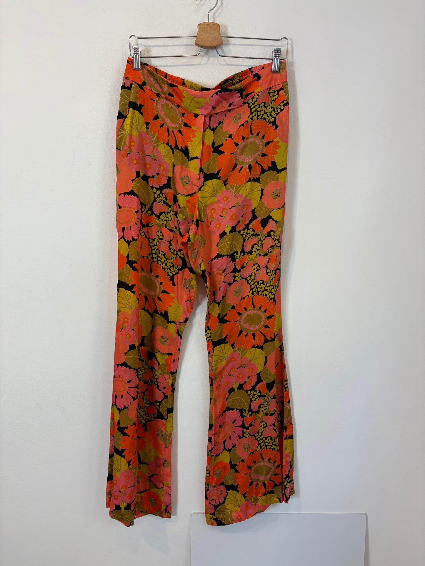 EL CORTE INGLÉS. Total look fluido estampado. T M