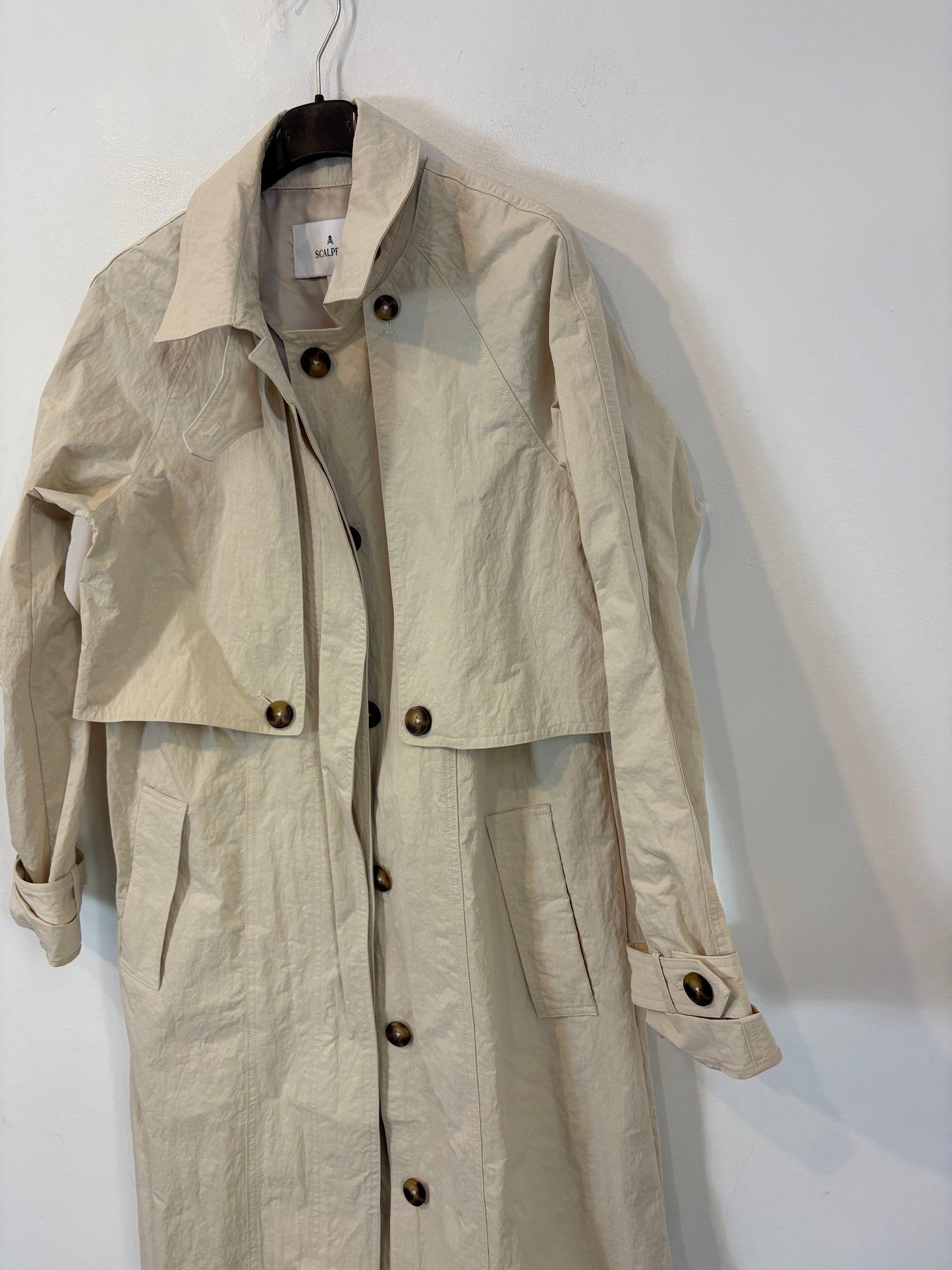 SCALPERS. Gabardina larga beige textura