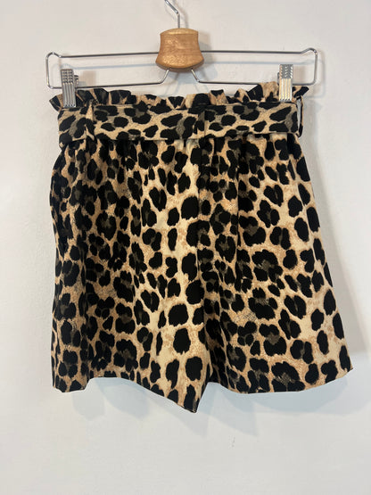 ZARA. Pantalón corto animal print. T XS