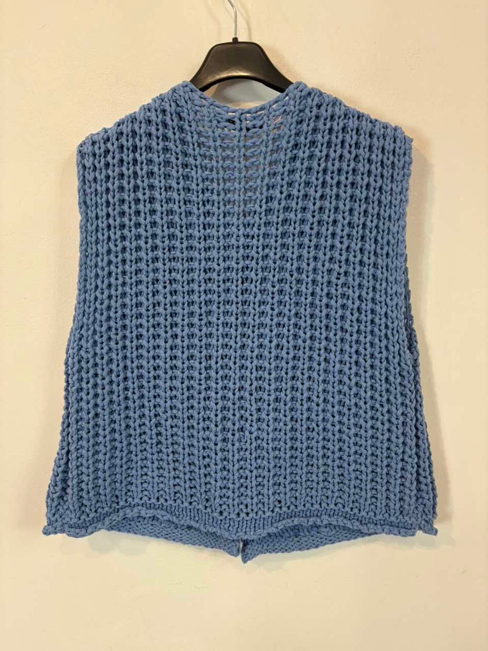 ZARA. Top punto azul botones
