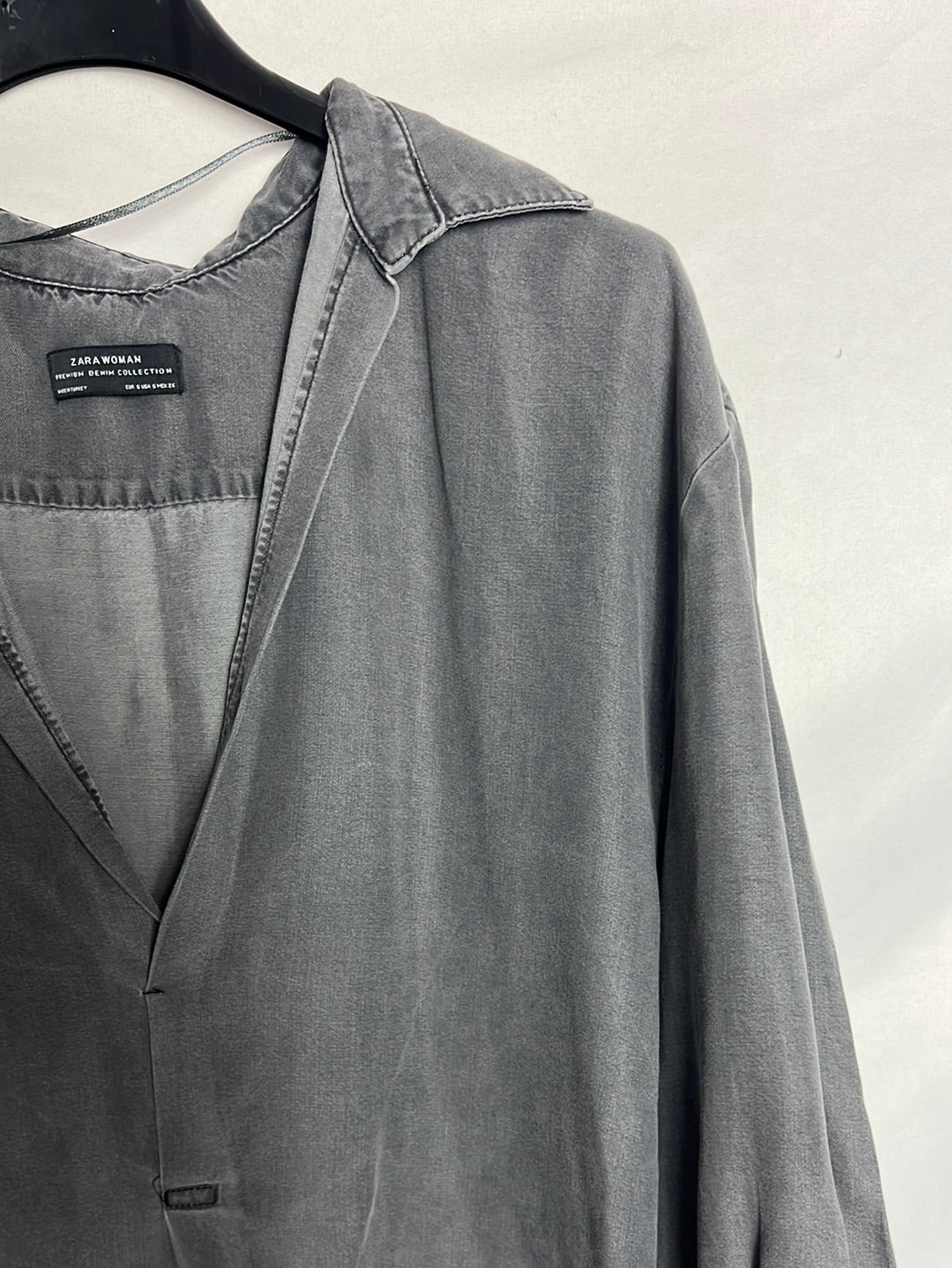 ZARA. Blusa gris fluida gris. T S