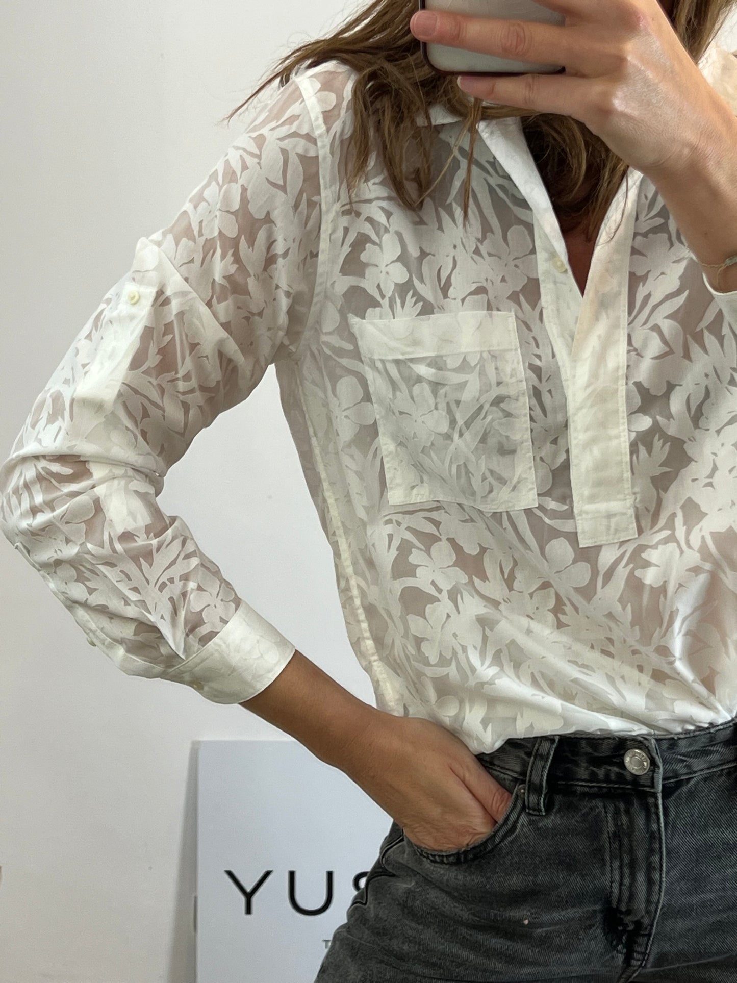 GAP. Blusa blanca dibujos semi transparente. T M