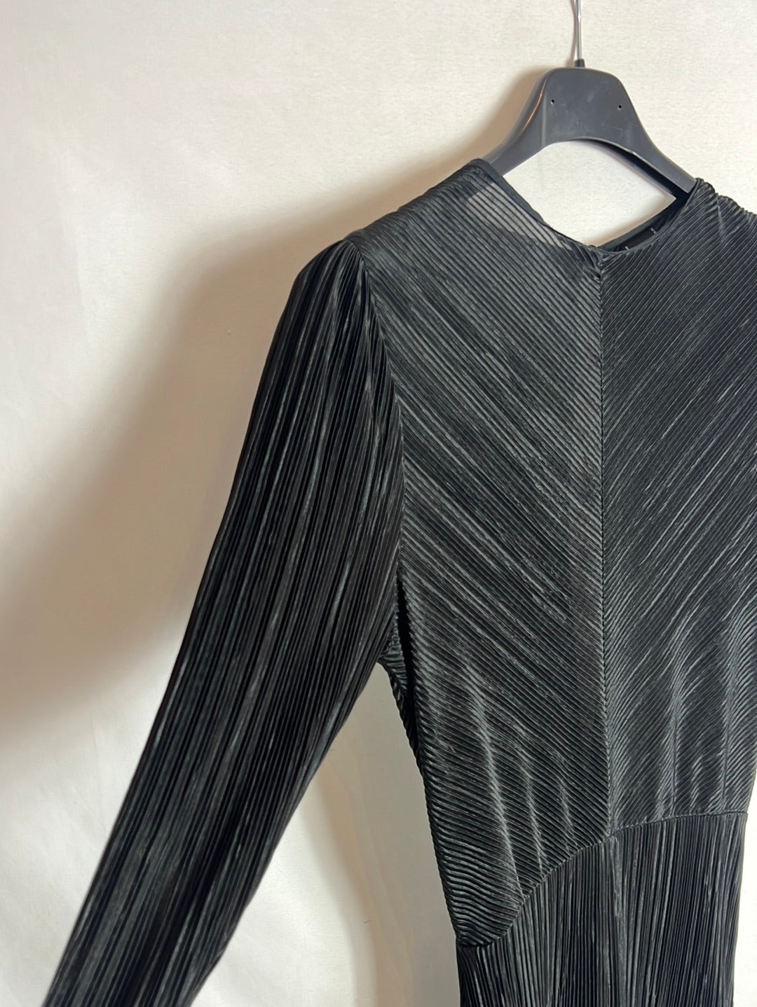 ZARA. Long black pleated dress. TS