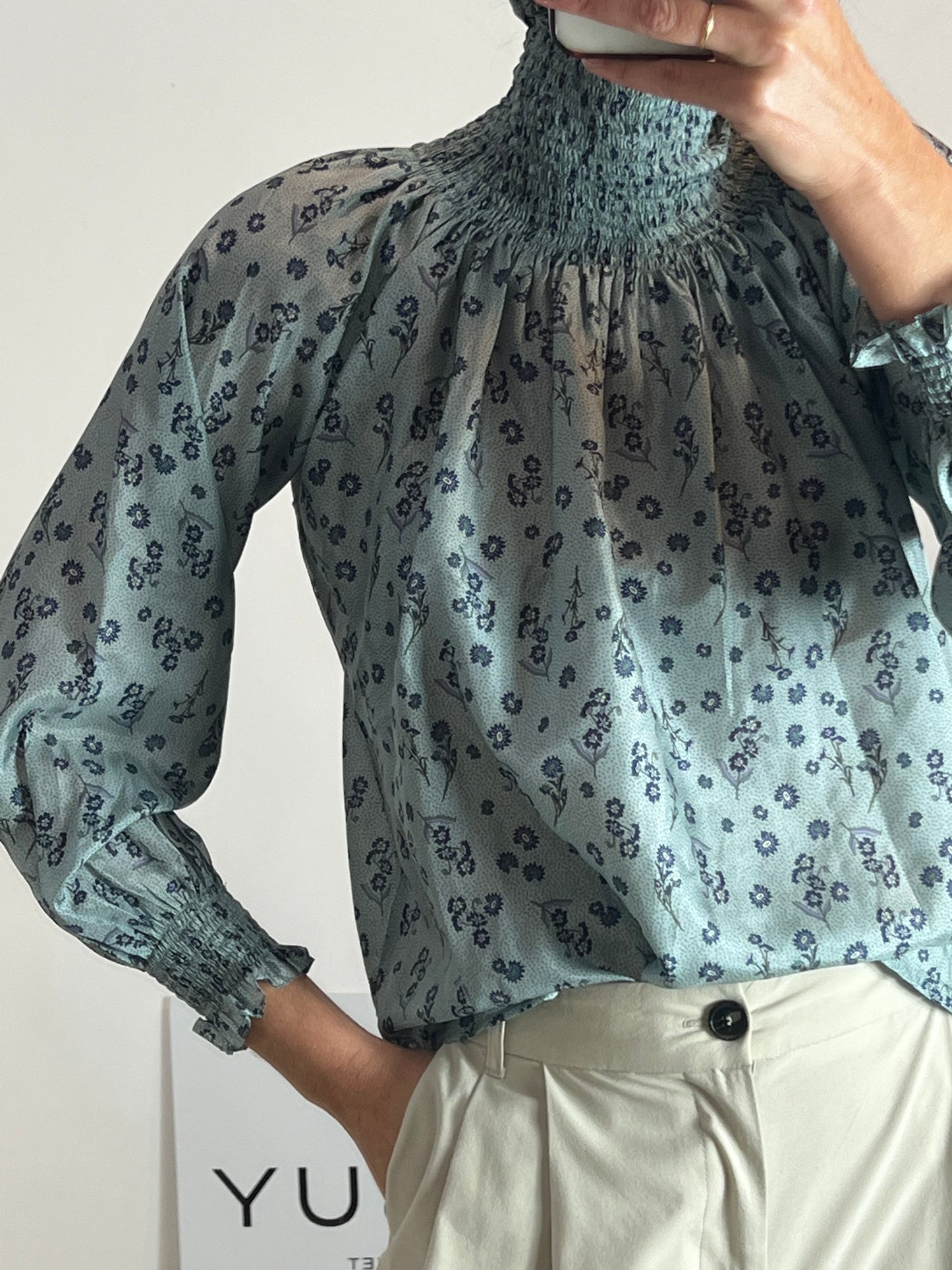 OTRAS. Blusa fluida estampada cuello nido de abeja T XS/S