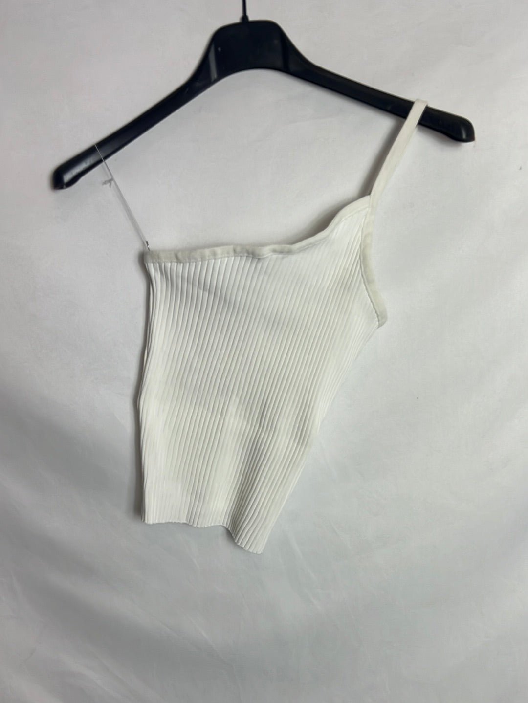 ZARA. Asymmetrical white ribbed crop top. TS
