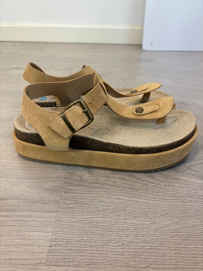 ULANKA. Sandalia piel beige. T 40