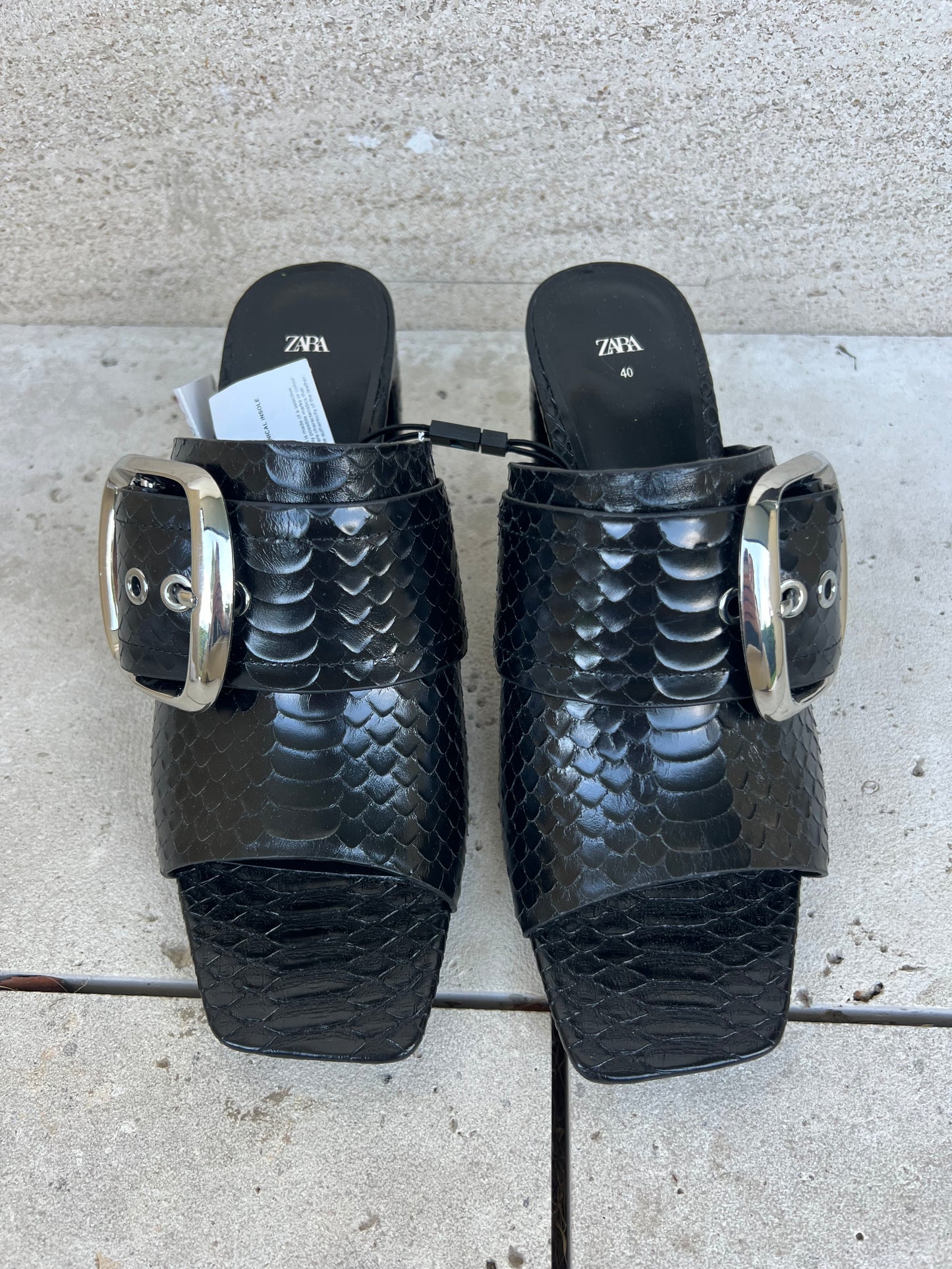 ZARA. Sandalias piel detalle tacón. T 40