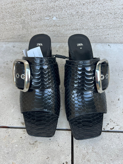 ZARA. Sandalias piel detalle tacón. T 40