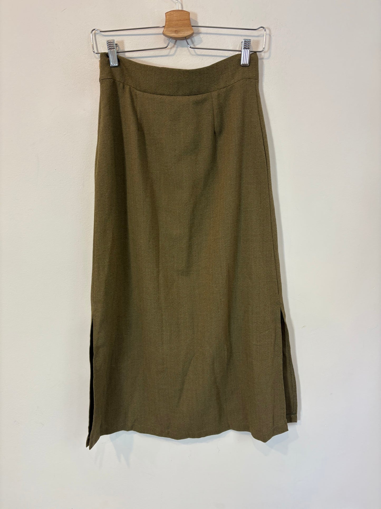 IPA Brand. Falda midi verde con lana aberturas