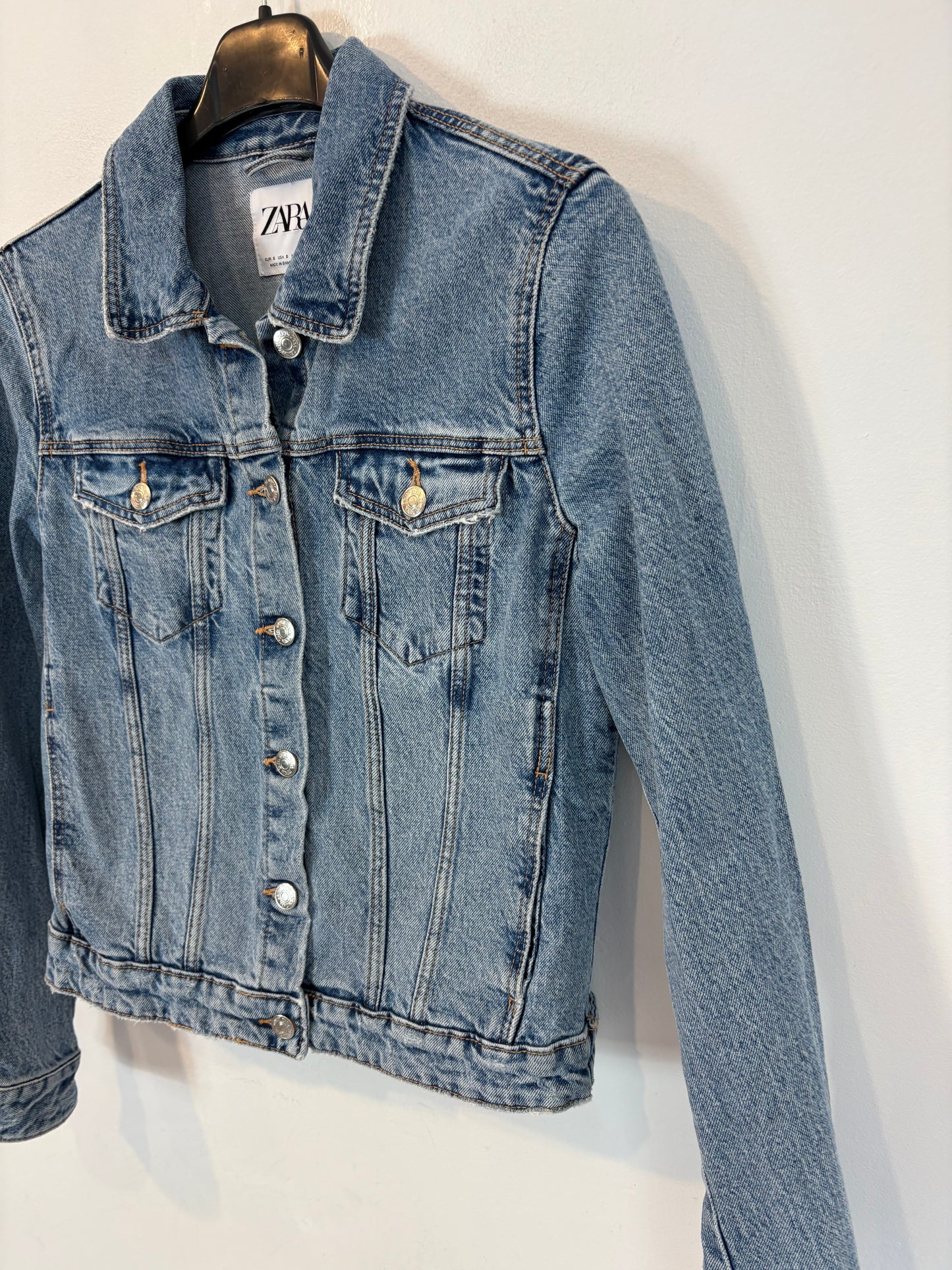 ZARA. Cazadora denim