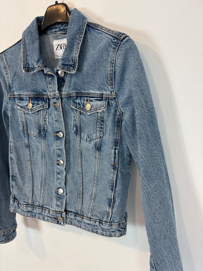 ZARA. Cazadora denim