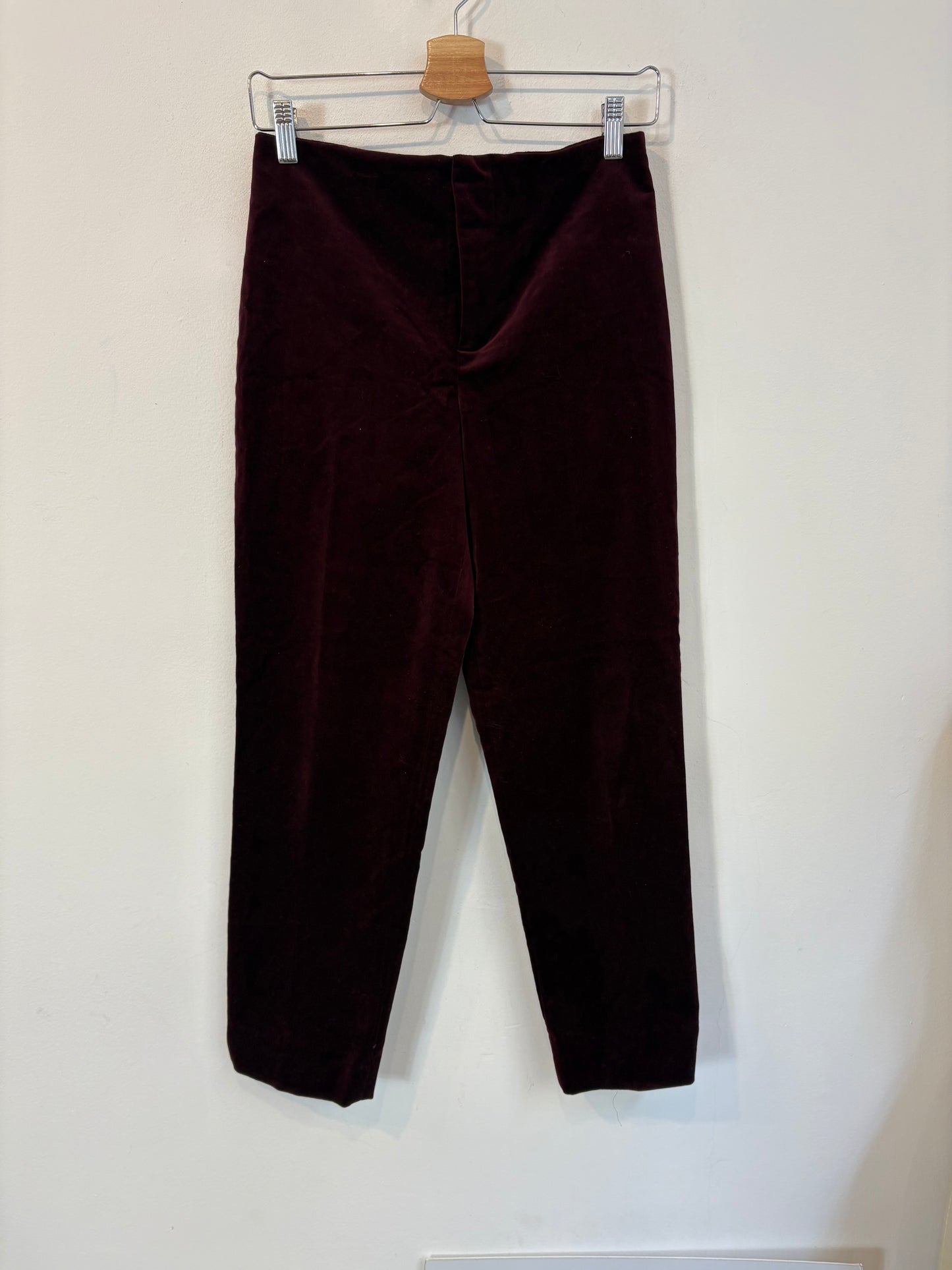 ZARA. Pantalón burdeos terciopelo