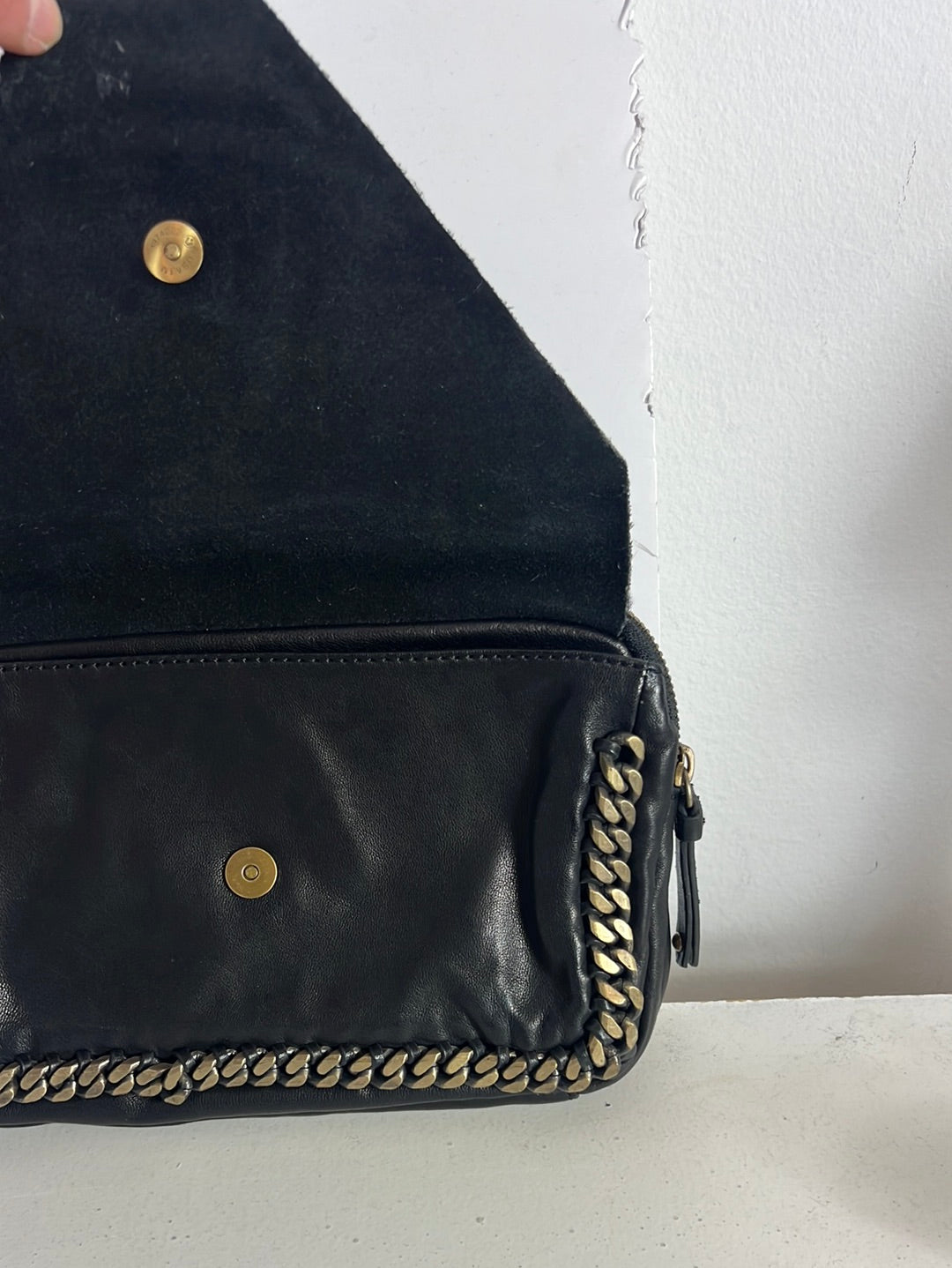 INTROPIA. Bolso de mano piel doble textura