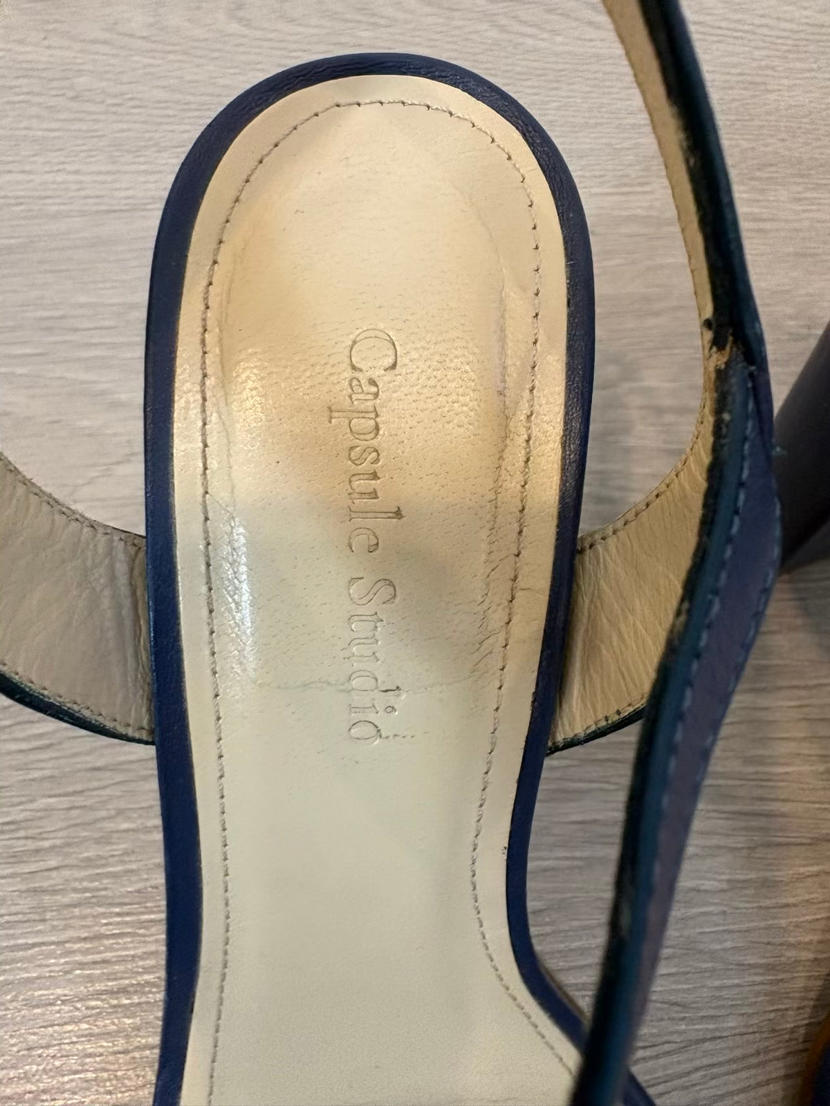 CAPSULE ESTUDIO. Sandalia azul trenzada T.39