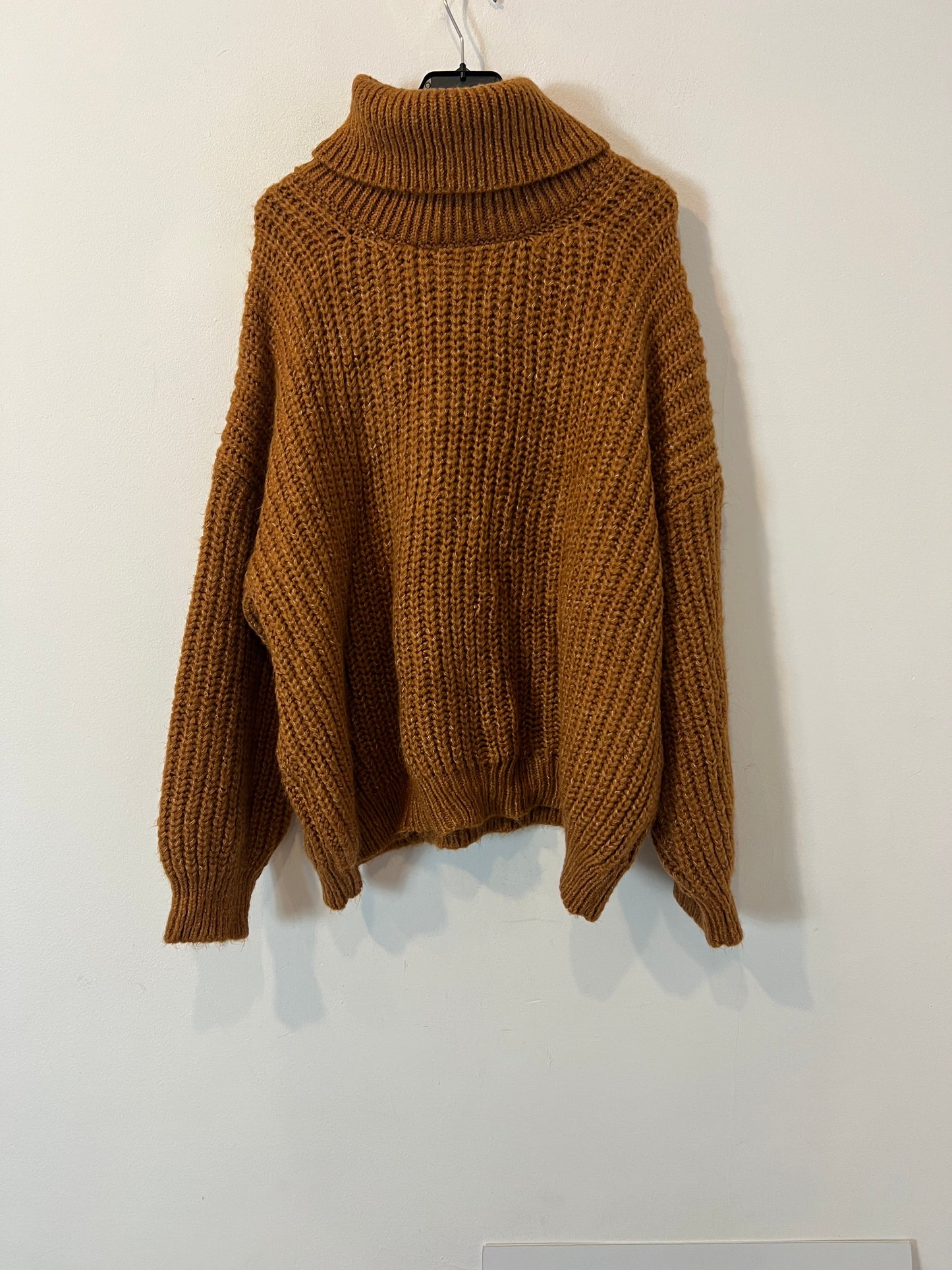 STRADIVARIUS. Jersey cuello vuelto marrón jaspeado. T L