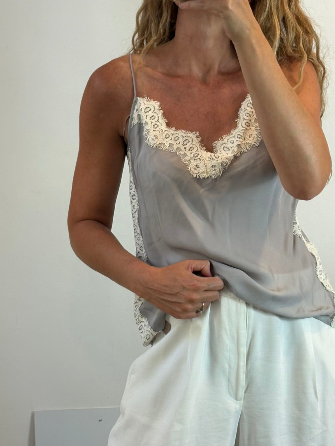 MASSIMO DUTTI. Top lencero gris seda