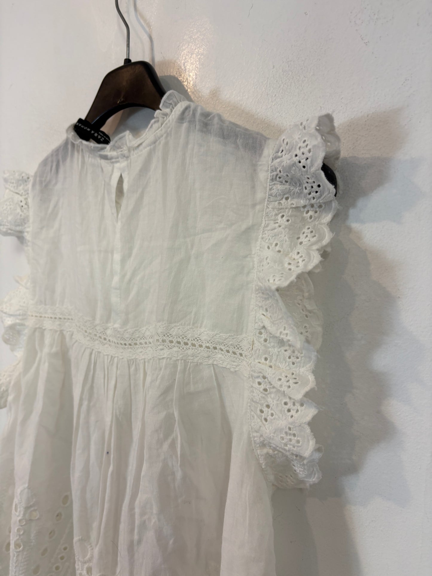 ZARA. Blusa blanca bordados