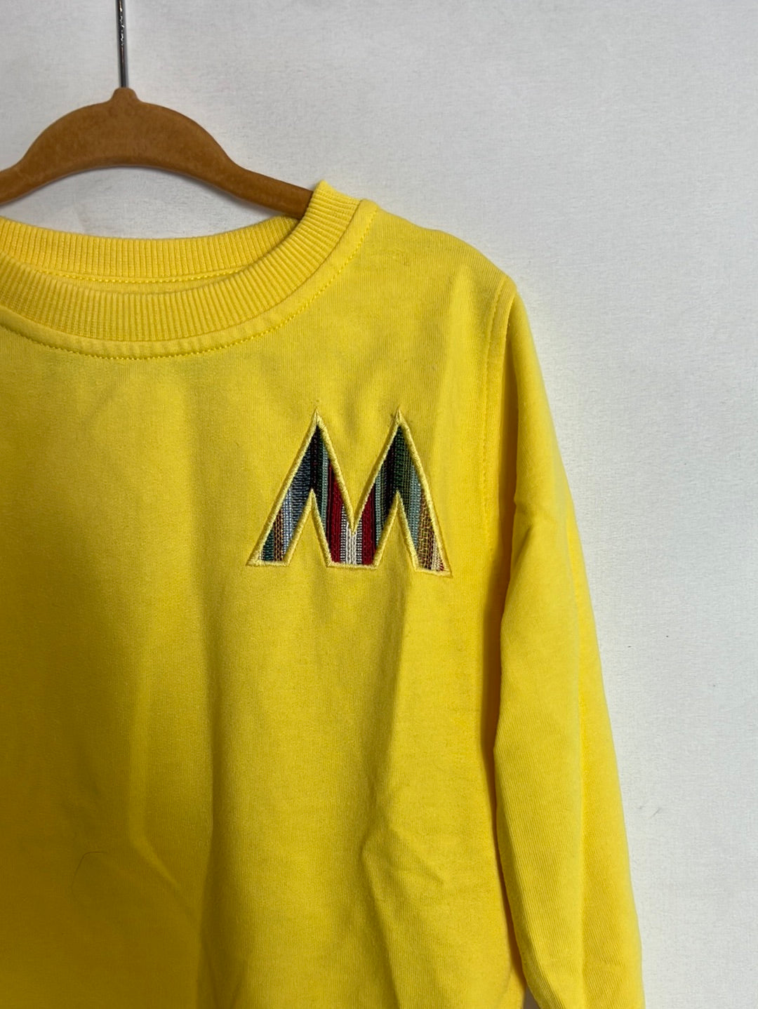 MORAL. Sudadera amarilla letra. T 2 años