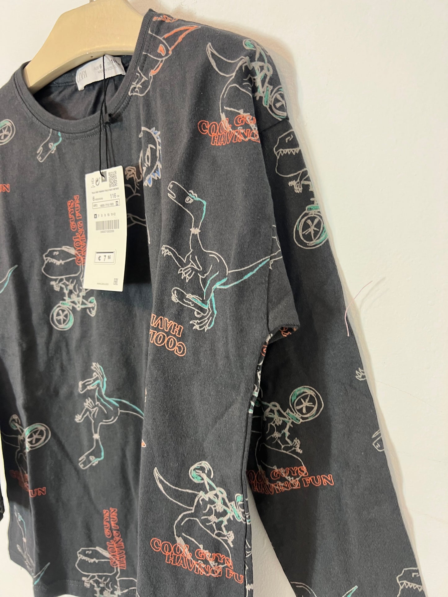 ZARA. Gray patterned T-shirt. Size 6 years.