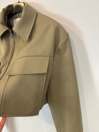 LA VIE. Chaqueta verde cropped bolsillos