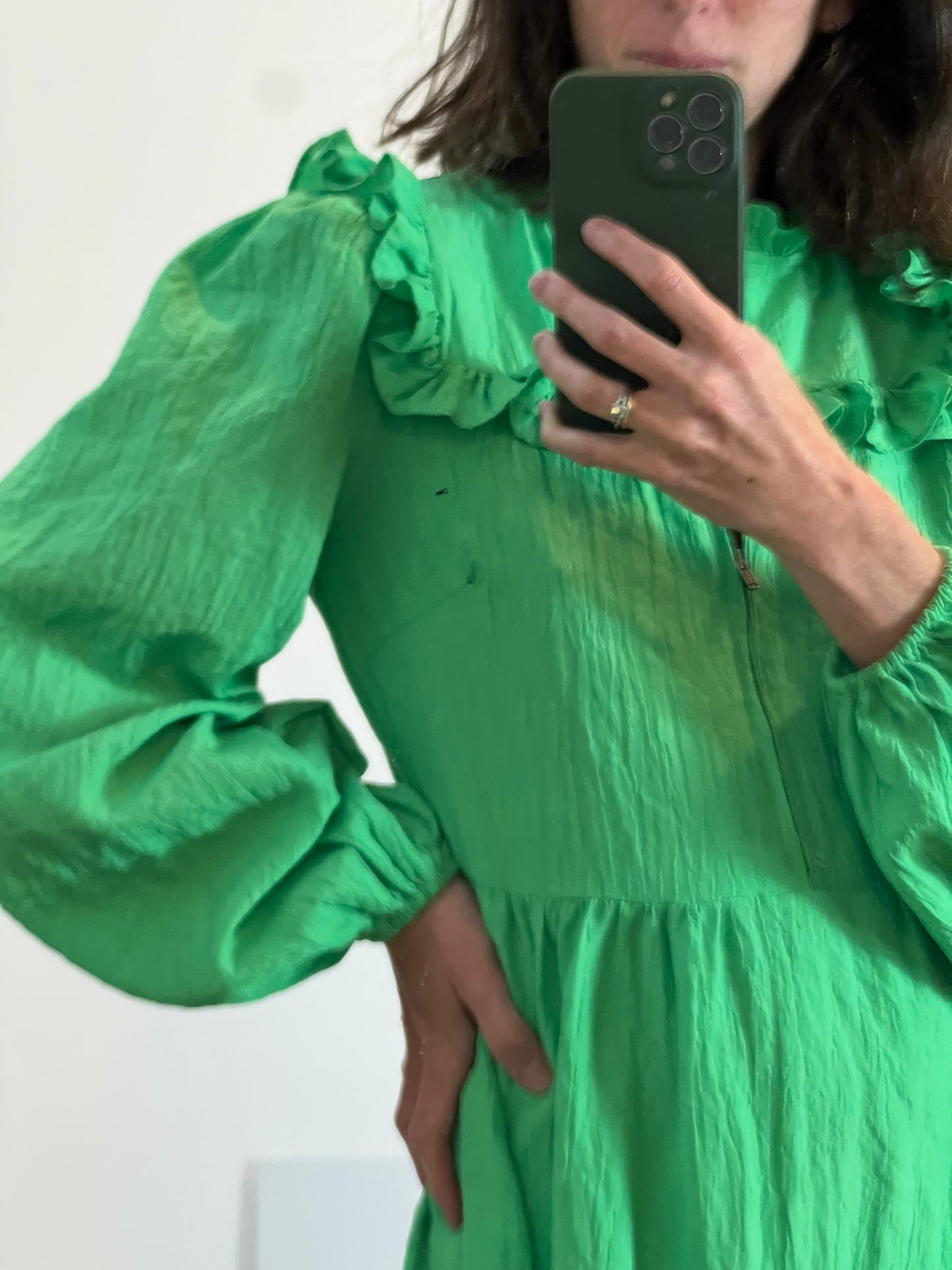 PIECES. Vestido verde volantes. T XS