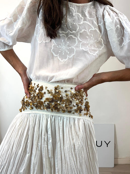 MANGO. Blusa blanca bordados